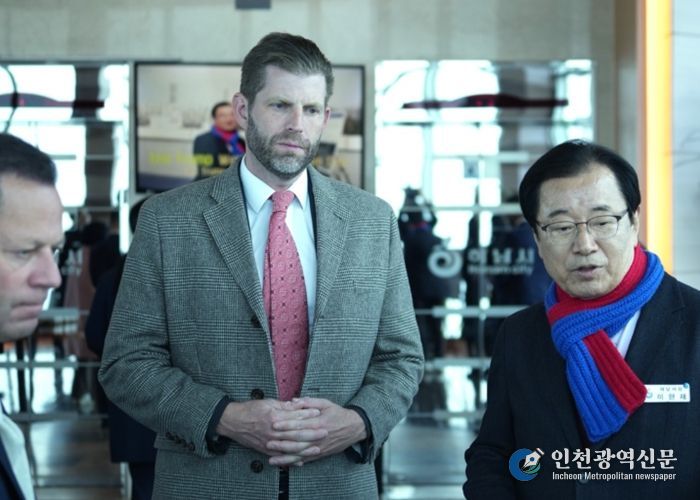 이현재 하남시장이 11일 유니온타워 전망대에서 에릭 트럼프 트럼프 그룹 총괄 부사장에게 ‘K-컬처 복합 콤플렉스(K-스타월드)’ 예정 부지를 안내하며 사업의 핵심 비전을 설명하고 있다.