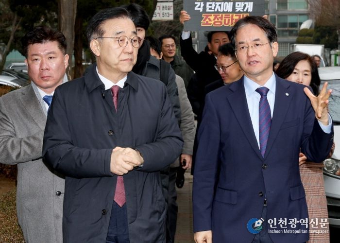 일산신도시 선도지구 강촌마을 현장점검에 나선 이동환 고양특례시장(오른쪽)과 김윤덕 국토교통부 장관(왼쪽)