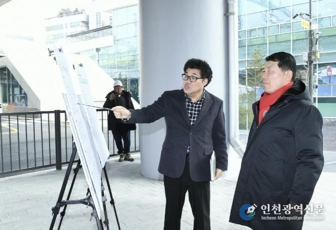 구리역 환승센터 추진현황에 대해 보고받는 백경현 구리시장