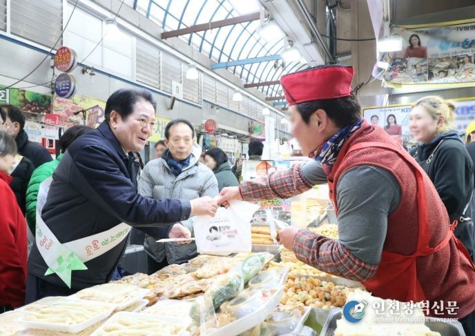 최대호 안양시장과 관계 공무원들이 11일 오후 중앙시장을 방문했다