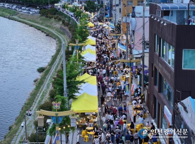 지난해 5월 밀양강변 일원에서 열린 신나는대로(차없는 거리) 행사에서 시민과 방문객들이 플리마켓과 먹거리 부스를 즐기고 있다.