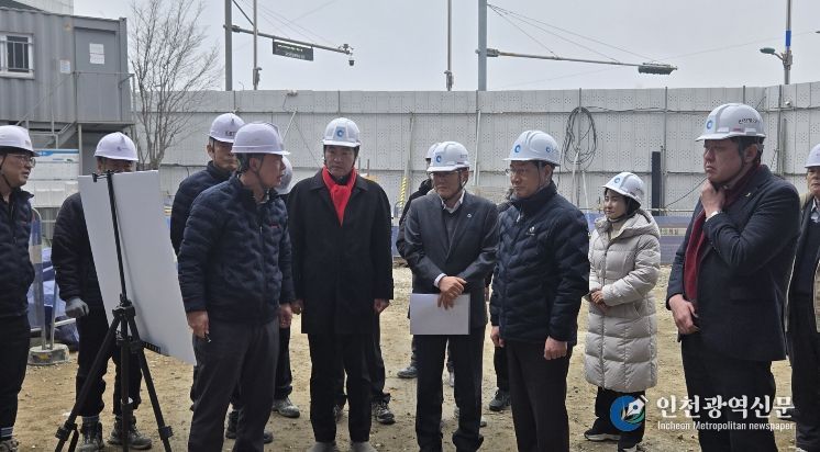 인천시의회 신충식 의원이 13일 유정복 인천시장과 함께 ‘검단근로자복합문화센터’ 공사 현장에서 공사 진행 상황을 듣고 있다.