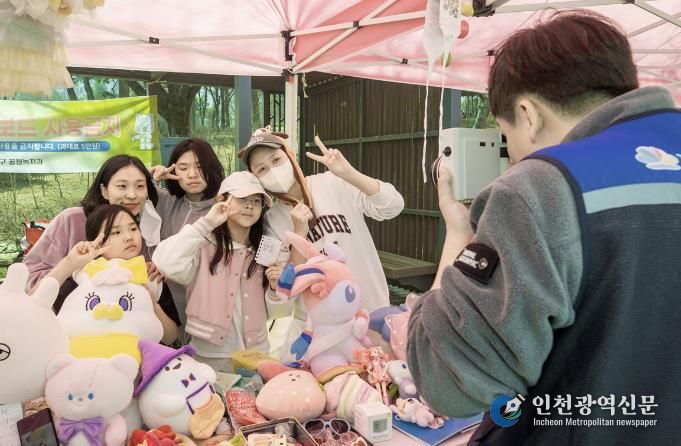 지난해 양천사랑복지재단 기부 후 폴라로이드 사진 남기는 모습