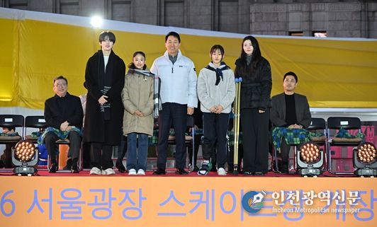 오세훈 서울시장이 지난해 12월 ‘서울광장 스케이트장 개장식’에서 서울시청 소속 심석희(오른쪽에서 두 번째)‧차준환 선수(왼쪽에서 두 번째), 빙상종목 유망주 선수들과 기념 촬영하고 있다.