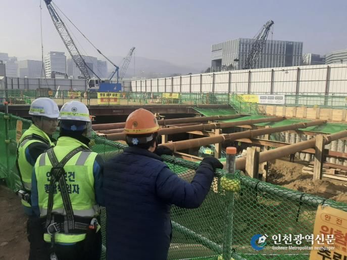성남시 관계자들이 해빙기 재난사고 예방을 위해 건축공사장을 점검하고 있다.