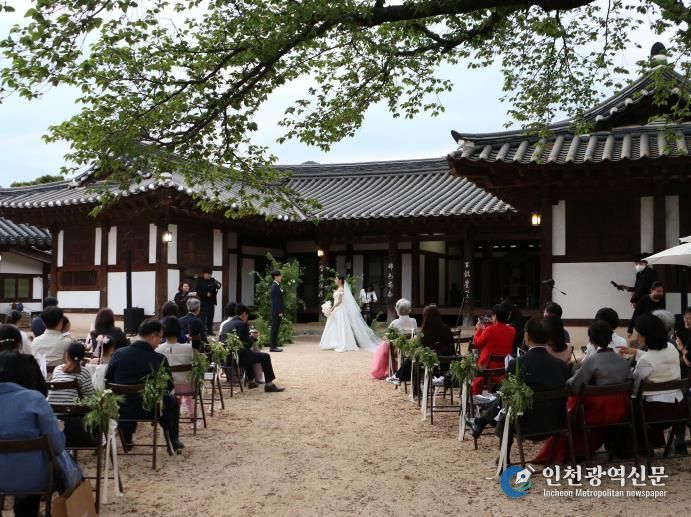 나주시가 오는 3월 6일까지 ‘나만의 특별한 결혼식’ 지원사업의 대상자를 모집한다. 사진은 지난해 목사내아에서 진행된 ‘나만의 특별한 결혼식’ 모습.(사진 제공-나주시)