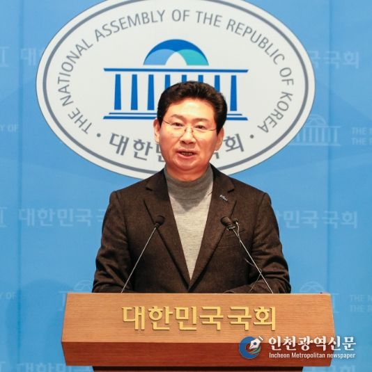 24일 국회 소통관에서 이상일 시장이 기자회견을 하고 있다