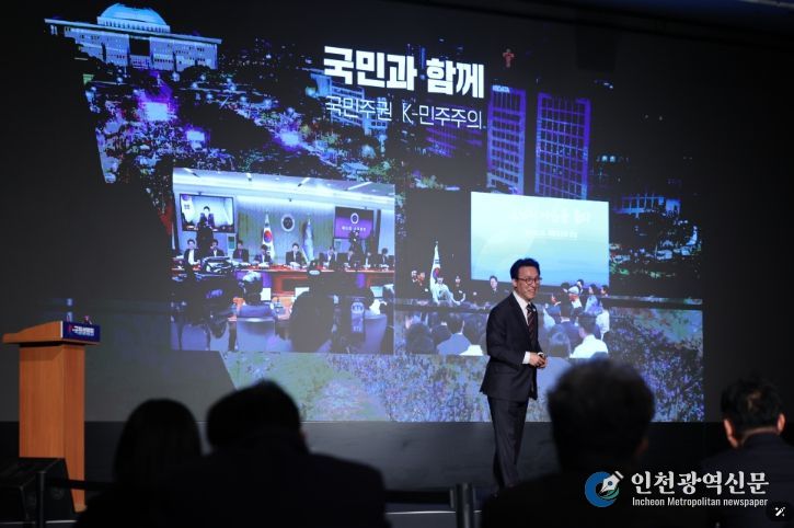 김민석 국무총리가 24일 충북 청주 엔포드호텔에서 열린 K-국정설명회에서 더불어민주당 국회의원, 광역·기초 의원, 당원들을 대상으로 특별강연을 하고 있다.