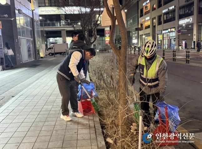 이현재 하남시장이 지난 21일 저녁 미사문화거리에서 시 소속 환경공무관들과 함께 빗자루를 들고 야간 청소 정화 활동을 펼치고 있다.