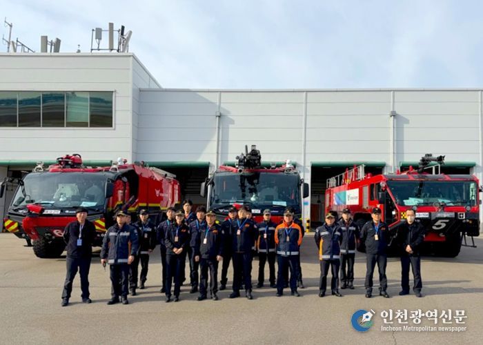 26일 진행된 인천국제공항공사와 영종소방서의 공항 위기상황 대응 합동 관숙훈련에서 훈련 참여자들이 훈련 종료 후 기념촬영을 하고 있다.