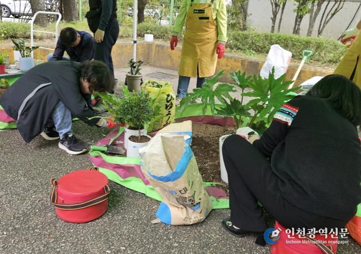 ‘찾아가는 새빛 정원 상담실’에서 시민들이 분갈이 교육을 받고 있다.