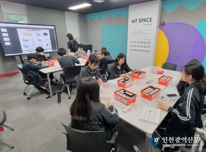 Iot 콘텐츠의 일환으로, 코딩모듈을 이용한 언플러그드 크리에이션을 제작하는 모습