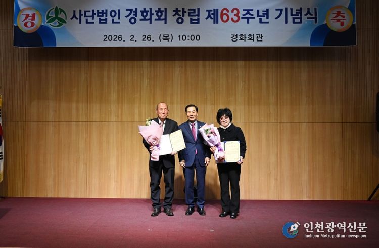 1. 성낙인 군수가 표창장을 받은 분들과 기념촬영을 하고 있다.