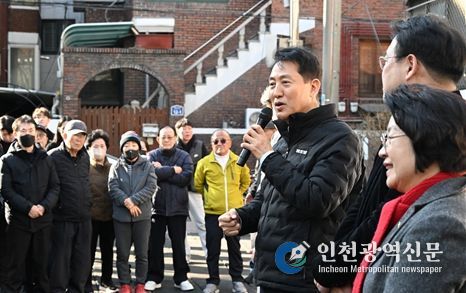 송파구 풍납동 모아타운 사업지를 찾은 오세훈 서울시장이 주민들과 대화를 나누고 있다.