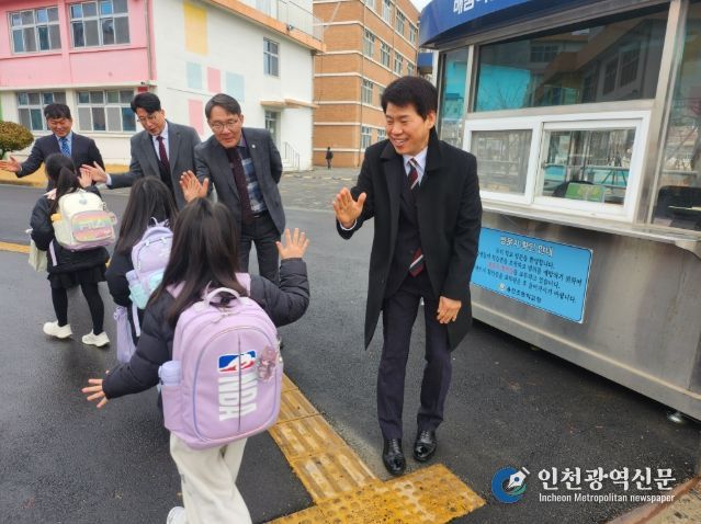 새학년 첫날 학생 맞이