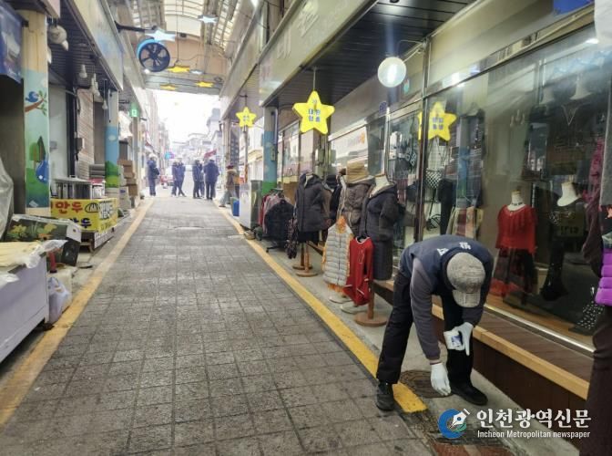 연천군보건의료원, “말라리아, 유충부터 잡는다”… 해빙기 유충구제 실시