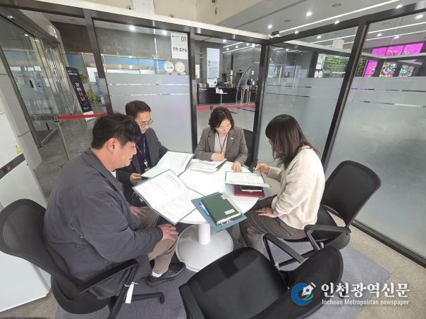 진안군, 진안형 기본소득 시동으로 정부에 국비 지원 공식 요청(진안군이 보건복지부 관계자를 만나 기본소득에 대해 이야기하고 있다)