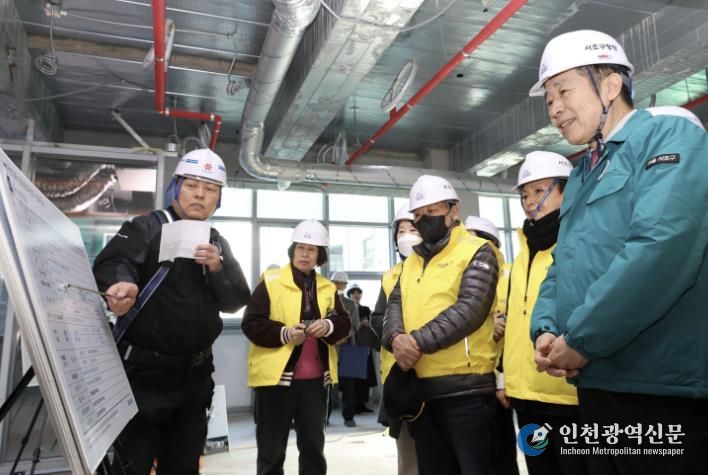 전성수 서초구청장(맨 오른쪽)이 3일 서초3동 열린문화센터 신축 현장에서 주민들과 함께 현장소장의 공사 추진현황과 안전조치 내역 브리핑을 청취하고 있다.