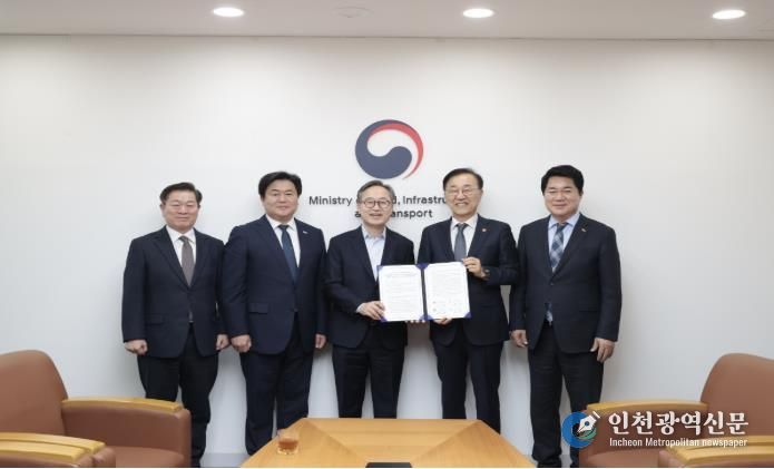 유성훈 금천구청장(사진 가운데)이 박준희 관악구청장(왼쪽 다섯번째), 박승원 광명시장(왼쪽 첫번째), 임병택 시흥시장(왼쪽 두번째)과 함께 김윤덕 국토교통부 장관(왼쪽 네번째)을 만나 ‘신천~신림선 제5차 국가철도망 구축계획 반영 및 조기 추진 촉구 공동건의문’을 전달하고 기념 촬영을 하고 있다.