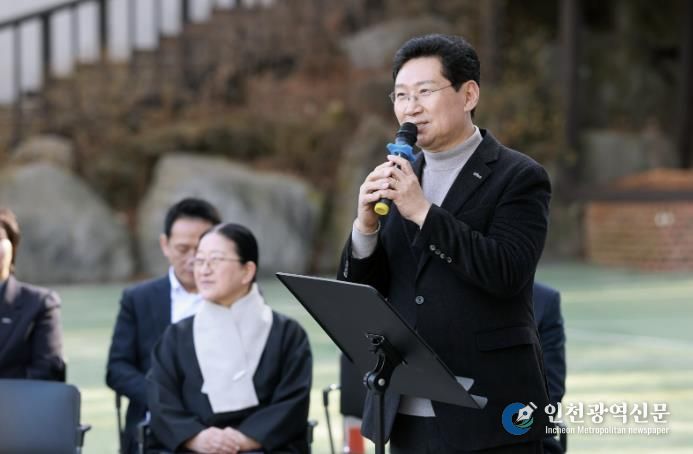 이상일 시장이 3일 헌산중에서 열린 '국제바칼로레아(IB) 인증 현판식'에 참석해 축사를 하고 있다