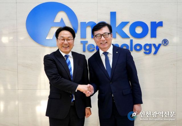 강기정 광주광역시장이 4일 북구 대촌동 앰코테크놀로지코리아 광주사업장을 찾아 이진안 앰코코리아 대표이사와 기념촬영을 하고 있다. /광주광역시 제공