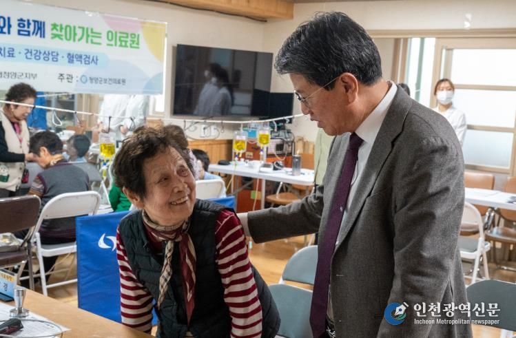지난 4일 비봉면 록평1리 마을회관에서 주민들이 찾아가는 의료원 진료를 받고 있다.