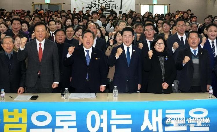 전남·광주 행정통합 광주 자치구 초청 타운홀미팅 사진-김영록 전라남도지사가 9일 광주 남구청에서 열린 ‘전남·광주 행정통합 광주 자치구 초청 타운홀미팅(남구)’에서 김병내 남구청장 등 참석자들과 기념촬영을 하고 있다.