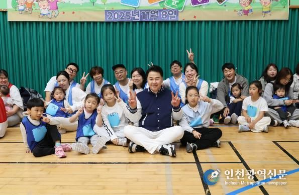 오언석 도봉구청장(가운데)이 쌍문1, 3동 어린이집 합동 운동회에서 아이들과 사진을 찍고 있다