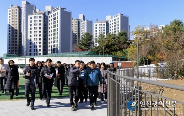 '쌍룡산근린공원 실내놀이터' 조성 현장을 찾은 박강수 마포구청장