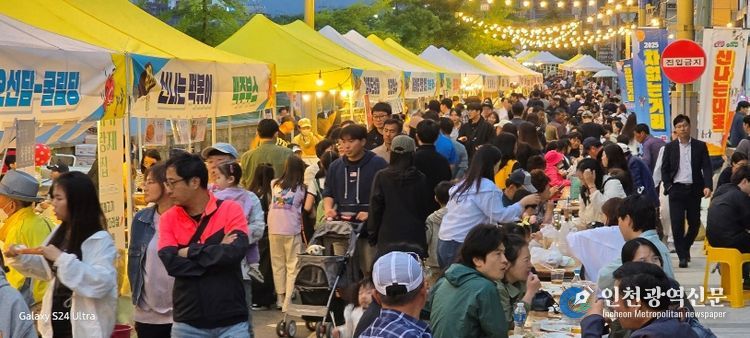 제67회 밀양아리랑대축제 기간에 시민과 관광객들이 ‘신나는대로(차없는 거리)’ 행사에 참여하고 있다.