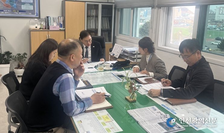 정현구 부시장이 국동임시별관 청사에서 찾아가는 현장 결재를 진행하고 있다.