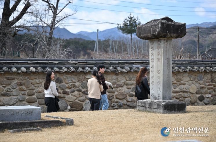 관광객들이 금성대군 신단을 둘러보고 있다.