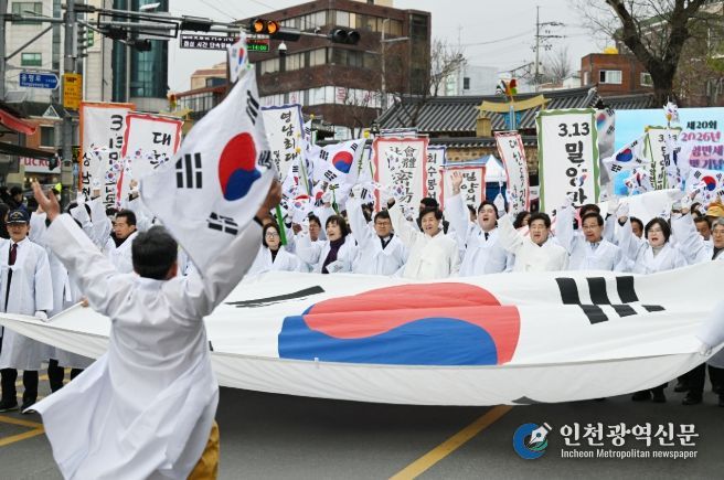3·13 밀양만세운동 행사 참여자들이 시가행진을 하고 있다.