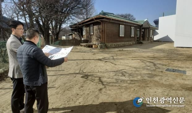 아산시 관계자(도로시설과장 외)가 외암교차로 개선공사 민원현장을 점검하고 있다.