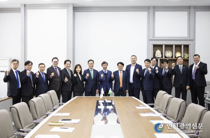 우즈벡 상공회의소 관계자들과 기념사진을 촬영하고 있는 평택시 방문단.