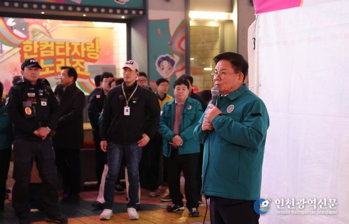 ‘BTS 공연 대비 현장상황실’ 앞에서 안전관리 강화를 강조하는 박강수 마포구청장