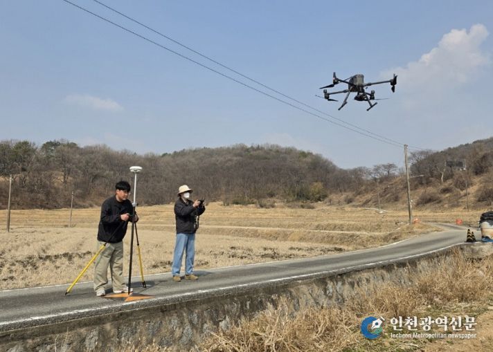 유성구 토지정보과 직원들이 드론(UAV)을 이용해 항공영상을 촬영하고 있다.