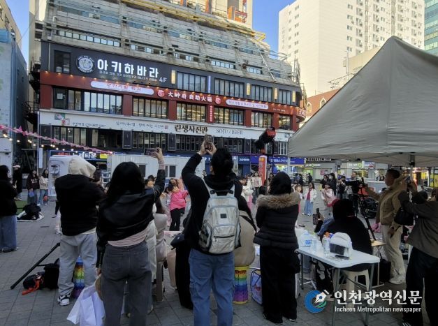 시민들이 인플루언서 크림서현과 랜덤댄스 챌린지 참여자들의 공연을 관람하고 있다.