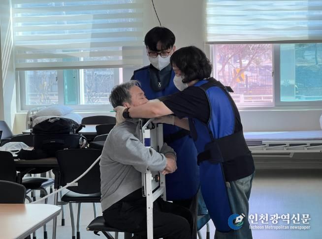 괴산군보건소가 23일 관내 경노당을 방문해 어르신 대상으로 결핵 검사를 하고 있다.