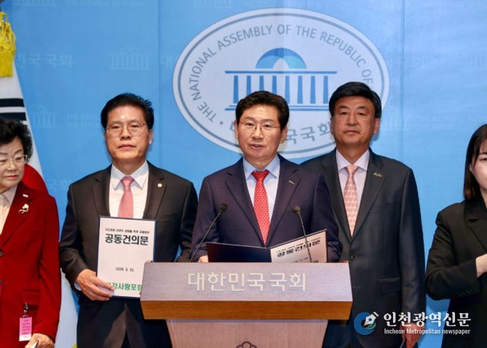 이상일 용인특례시장이 25일 서울 여의도 국회 소통관에서 송석준 국회의원, 광주·이천·가평·양평 등 수도권 자치단체장과 기자회견을 열고 수도권 규제 완화를 촉구하고 있다