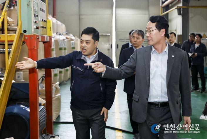 정명근 화성특례시장이 25일 관내 보온재 제조업체를 방문해 원재료 수급상황을 점검하고 있다.
