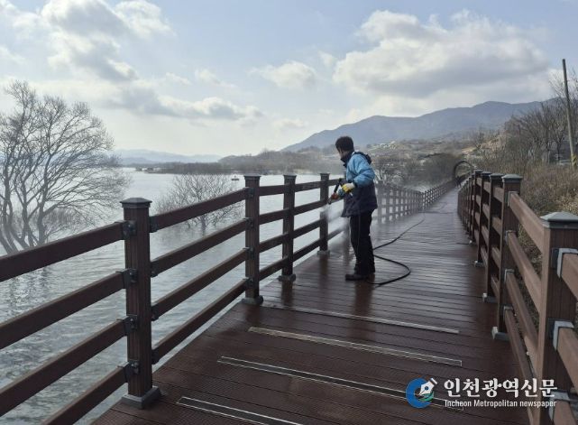 느린호수길 데크 청소 사진