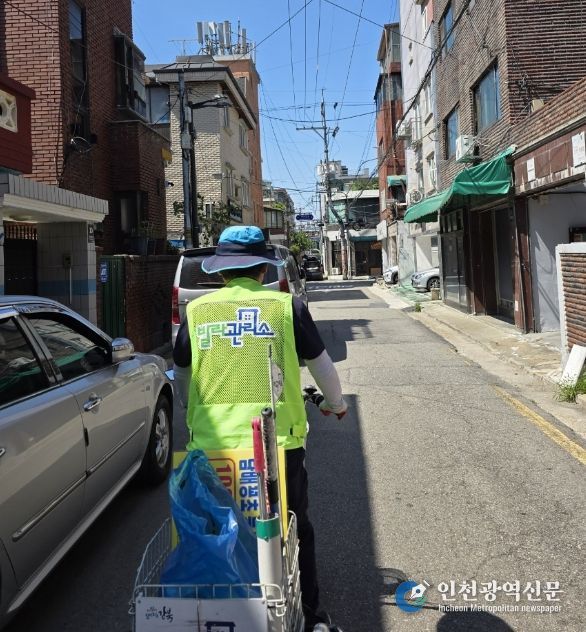 빌라관리매니저가 사업 구역 내 골목길을 순찰하며 주민의 생활 안전 위험 요소를 점검하고 있다.