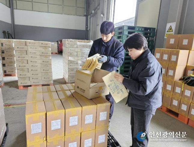 시청 직원들이 종량제봉투 창고에서 수급상황을 점검하고 있다