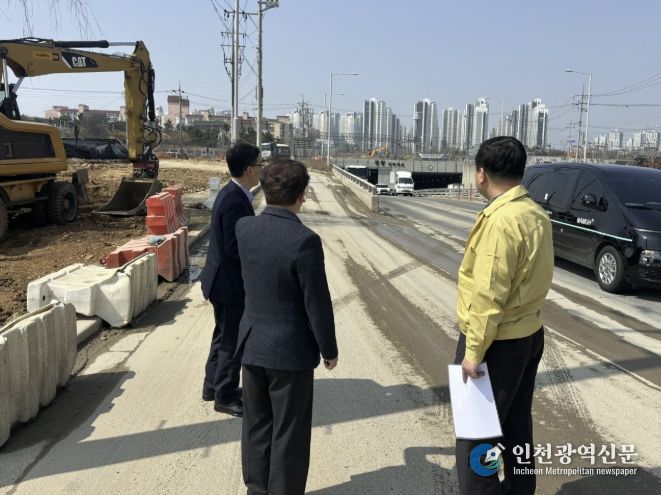 25일 박승삼 시흥시 부시장이 자연재난에 선제적으로 대응하기 위해 정왕지하차도를 점검하고 있다