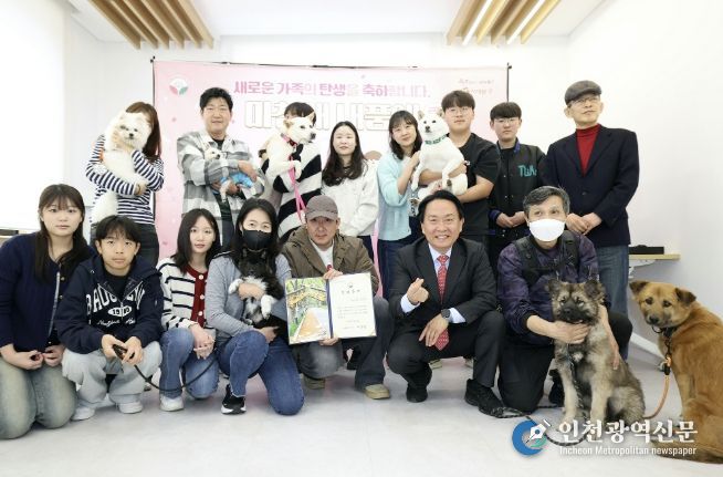 ‘서대문 내품애센터’ 유기 동물 입양식(2026. 3. 21.)에서 이성헌 구청장(앞줄 넥타이 맨 이)과 입양 가족들이 기념 촬영을 하고 있다.