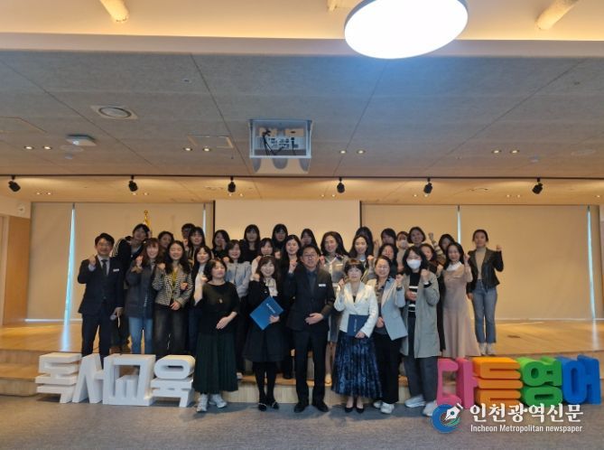 독서교육, 초등영어교육 지원단들이 26일 울산교육연구정보원 박상진홀에서 출범식을 열고 기념사진을 찍고있다.