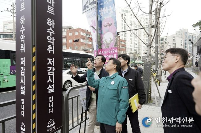 신상진 성남시장이 3월 26일 신흥2동에 있는 스마트 하수 악취 저감시설을 살펴보고 있다
