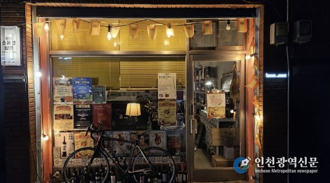 스페인삼촌 전경, 주황색등이 아늑한 분위기를 낸다.