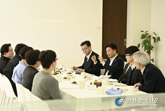 부천시 관계자와 엔와이푸드 관계자가 차담회를 나누고 있다.